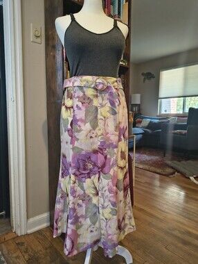 NYCC Vintage Floral 90s Skirt .. Adorable Floral Print.. Lightweight Fabric
